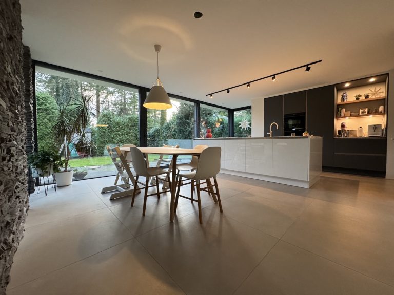 moderne aanbouw woning Utrecht met open keuken en leefruimte gerealiseerd door bouwbedrijf