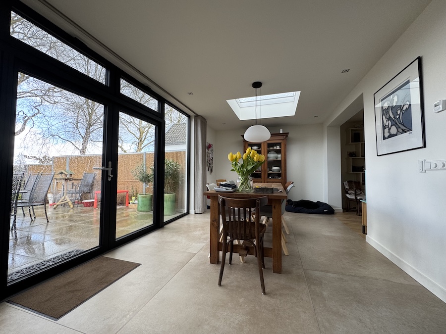 lichte keuken aanbouw woning in IJsselstein gerealiseerd door aannemer