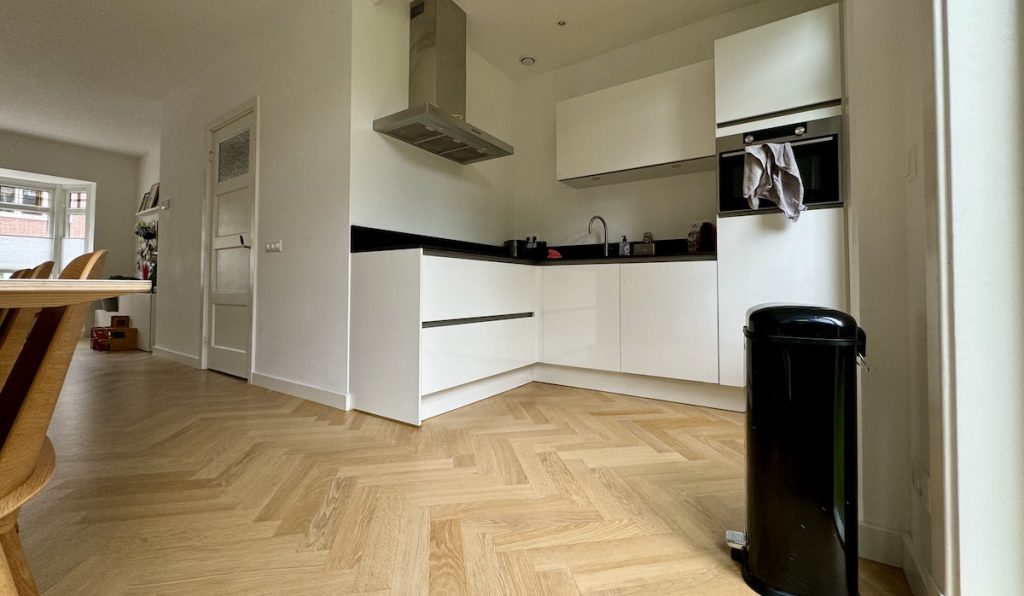 keuken renovatie woning Houten met visgraat vloer uitgevoerd door bouwbedrijf