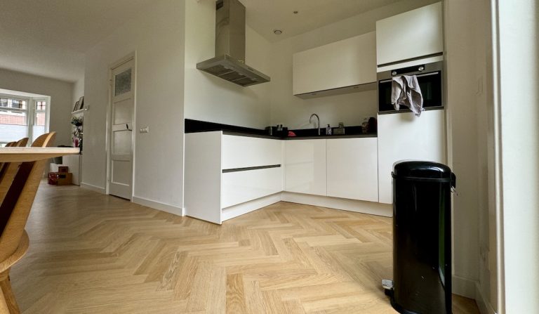 keuken renovatie woning Houten met visgraat vloer uitgevoerd door bouwbedrijf